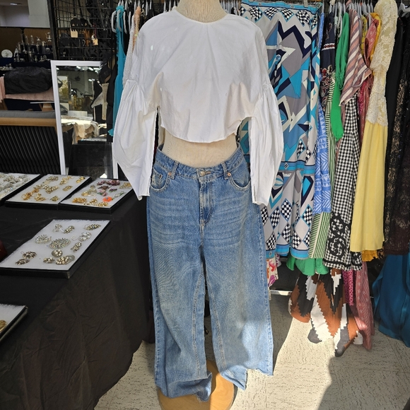 Ultra Chic Zara Crop Top with Puff Sleeves - Picture 6 of 6